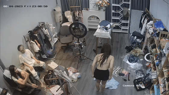 黑客破解摄像头偷拍❤️抖音直播服装 带货房间女主播换衣服晚上睡觉在里面啪啪